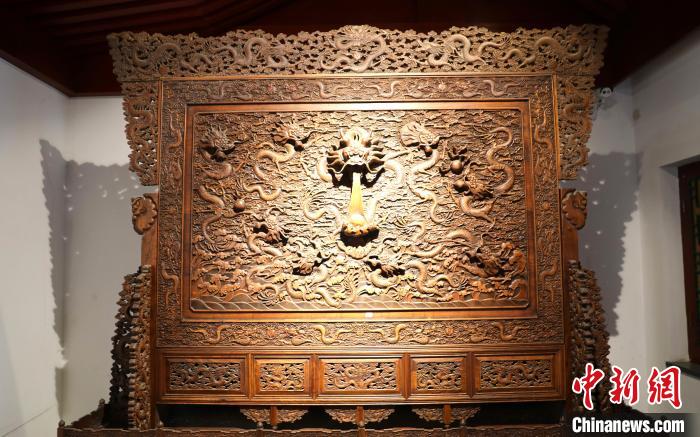 圖為青海永錄民俗博物館內(nèi)珍藏的中式家具?！⊙Φ?攝