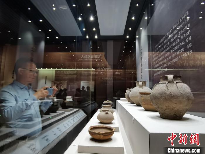 圖為河湟文化博物館展陳的陶器?！?zhí)砀?攝