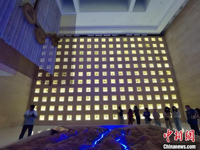 圖為河湟文化博物館序廳的左右彩陶墻放置的374件彩陶。　張?zhí)砀?攝