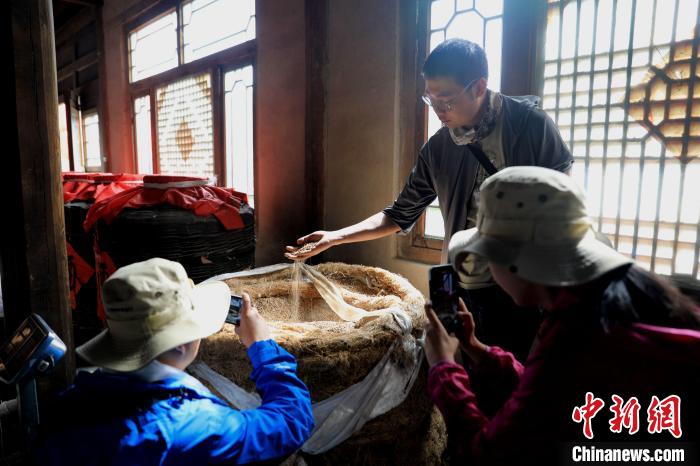 圖為青稞酒文化展示?！⊙Φ?攝