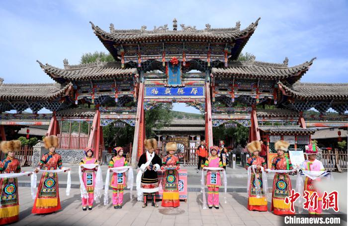 圖為身穿土族服飾的工作人員迎接訪客。　薛蒂 攝