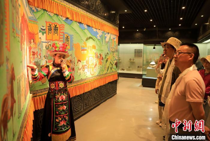 圖為媒體記者了解土族文化。　薛蒂 攝