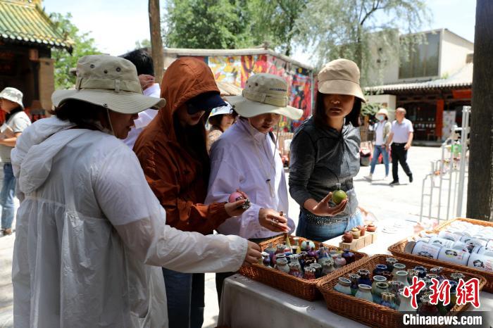 圖為民眾挑選手工藝產品?！⊙Φ?攝