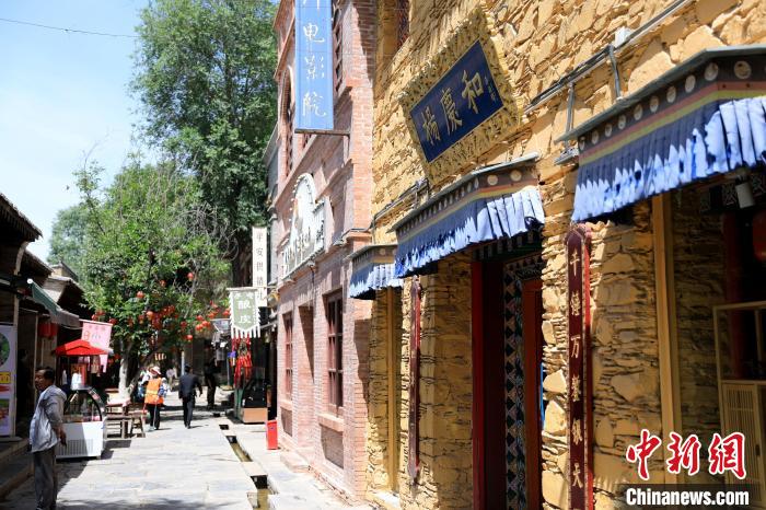 圖為平安驛·河湟民俗文化體驗地的門店。　薛蒂 攝