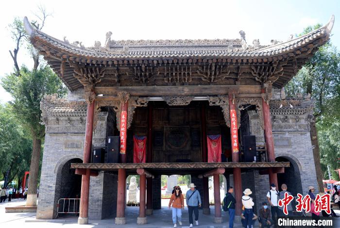 圖為平安驛·河湟民俗文化體驗地的戲樓?！⊙Φ?攝
