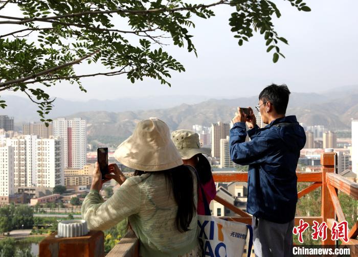 圖為媒體記者登頂朝陽山?！⊙Φ?攝