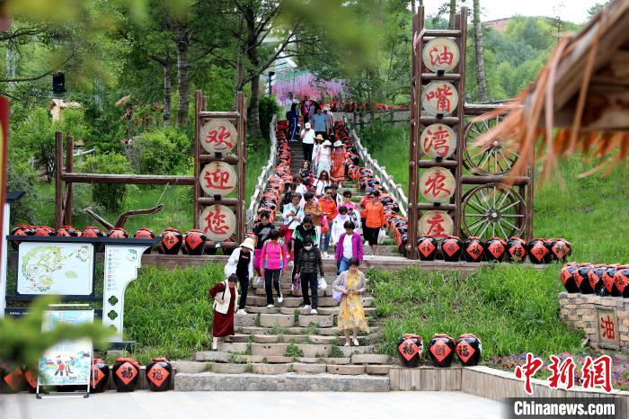 圖為油嘴灣生態(tài)文化景區(qū)的游客?！⊙Φ?攝