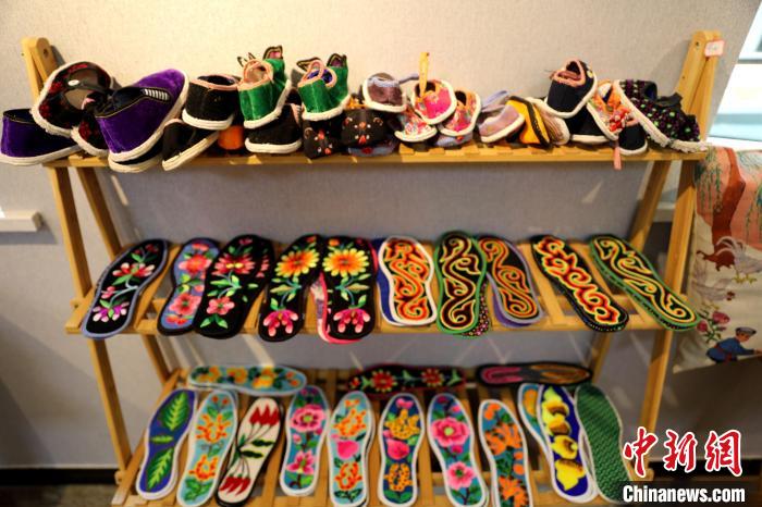 圖為盤繡作品。　薛蒂 攝