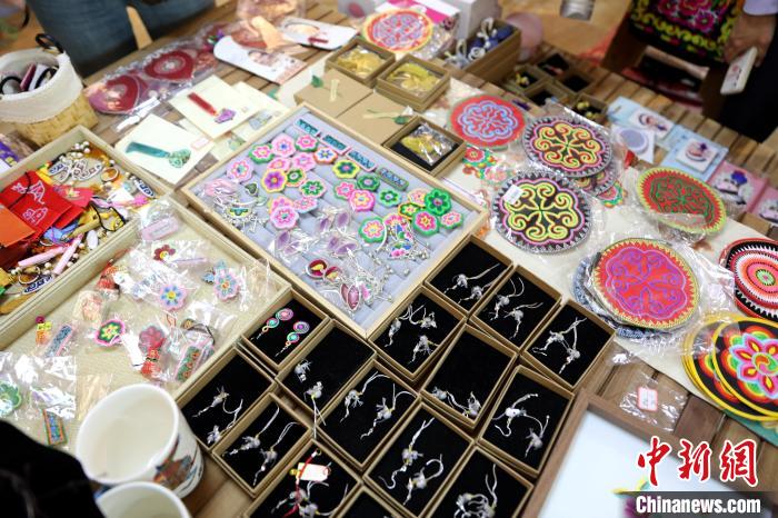 圖為盤繡作品。　薛蒂 攝