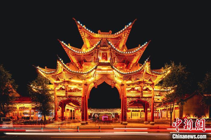 夜幕下的臨夏縣河州苑。夏雨 攝