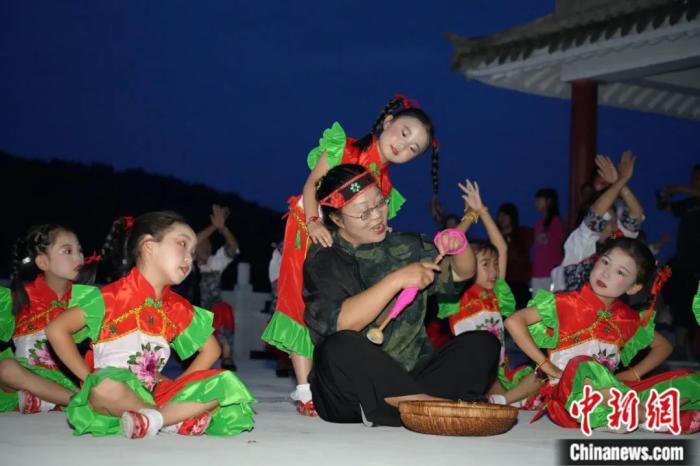 甘肅省西和縣小朋友們迎接“巧娘娘”。魏朵朵 攝
