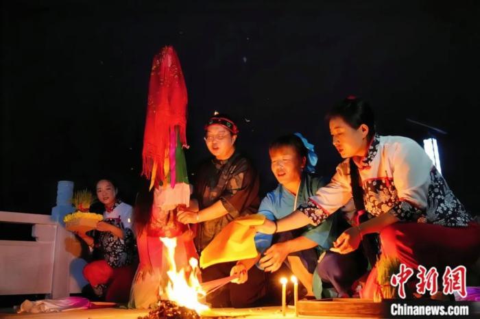 持續(xù)七天八夜的乞巧節(jié)正在西漢水上游的甘肅省西和縣進(jìn)行。西和縣姜席鎮(zhèn)晚霞湖畔，民眾“巧頭”點(diǎn)蠟、炷香、焚裱紙、跪拜，準(zhǔn)備將“巧娘娘”請進(jìn)院。魏朵朵 攝