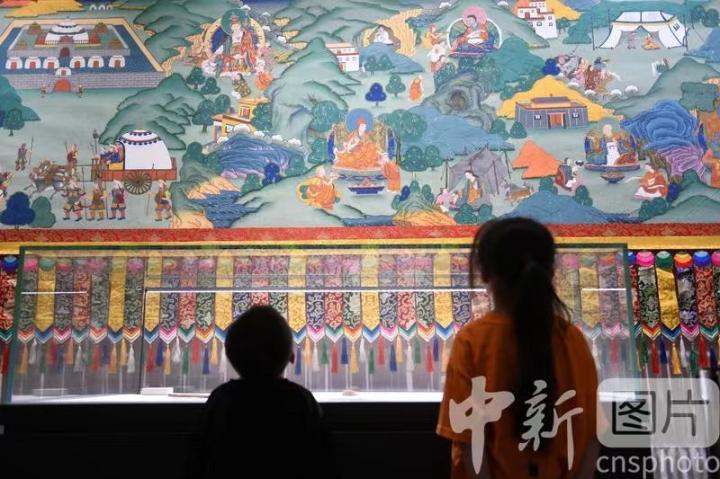 圖為觀眾參觀唐卡《涼州會(huì)盟》。 中新社記者 戴文昌 攝