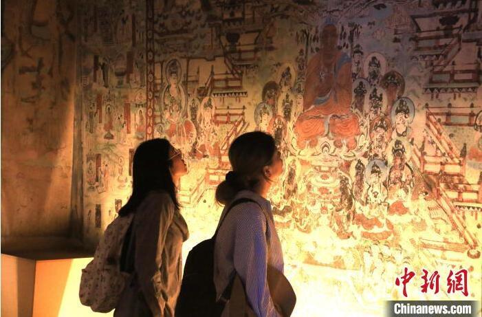 2023年8月27日，游客在甘肅省敦煌市博物館參觀文物展。張曉亮 攝(資料圖)