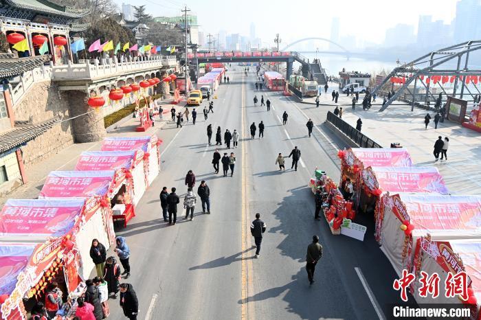 1月30日，蘭州黃河畔的年貨集市吸引顧客選購(gòu)年貨。九美旦增 攝</p><p>