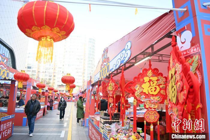 1月30日，蘭州街頭琳瑯滿目的年貨吸引顧客選購(gòu)。九美旦增 攝</p><p>