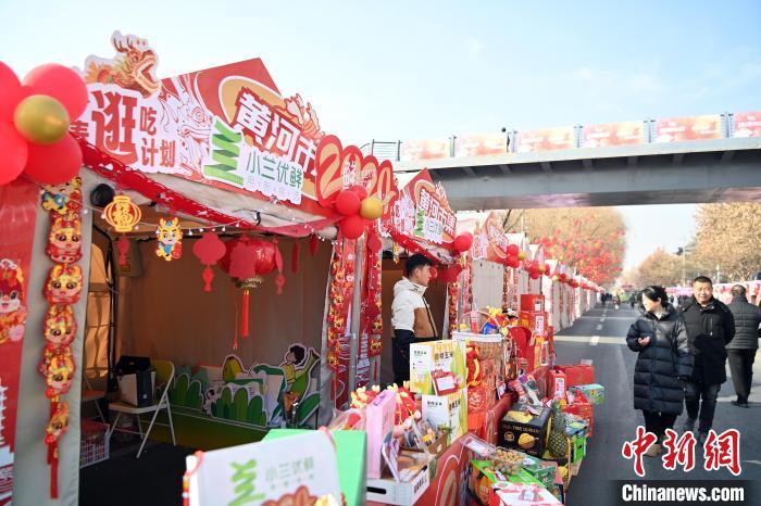 1月30日，蘭州黃河畔的年貨集市吸引顧客選購(gòu)年貨。九美旦增 攝</p><p>