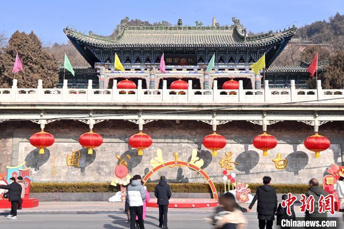 1月30日，裝扮一新的蘭州白塔山公園節(jié)日氛圍濃厚。九美旦增 攝</p><p>