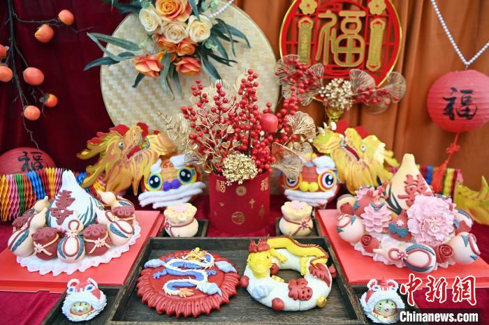 1月25日，春節(jié)臨近，蘭州一花饃店“龍”元素花饃熱銷。圖為展出的“龍”元素花饃。九美旦增 攝