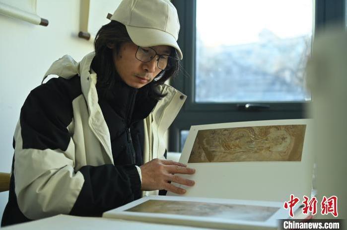 圖為季茂杰研究敦煌文化相關書籍。李亞龍 攝</p>
<p>