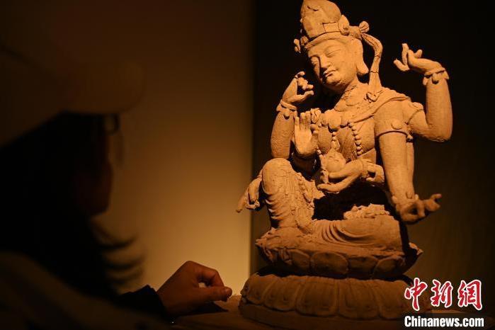 圖為季茂杰觀察自己創(chuàng)作的敦煌木雕。李亞龍 攝