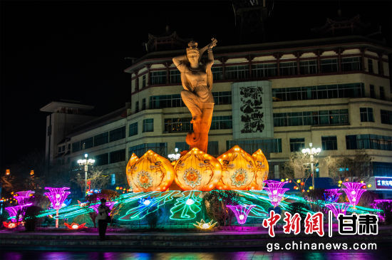 2024年春節(jié)期間，敦煌市中心盤旋路上的反彈琵琶燈組。王斌銀 攝