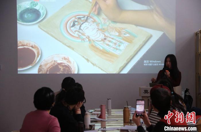 2023年2月，在敦煌研究院莫高學(xué)堂，研學(xué)導(dǎo)師給學(xué)員講授敦煌壁畫臨摹技法。　　張曉亮 攝