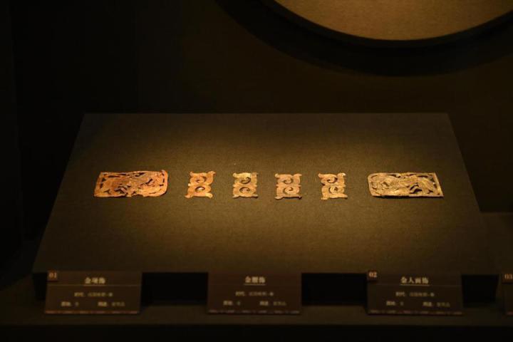 張家川縣馬家塬車輿博物館展陳的馬家塬遺址出土的金項(xiàng)飾、金腰飾、金人畫飾等。李亞龍 攝　　