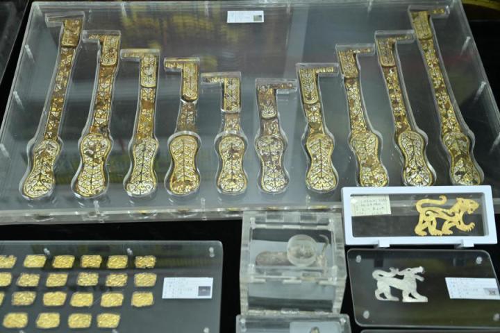 張家川馬家塬出土的金帶飾、大角羊、人形鉛俑及狼形銀車輿飾等文物。