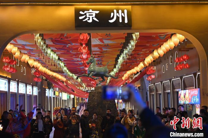 圖為游人拍攝煥然一新亮相的街區(qū)。李亞龍 攝</p>
<p>