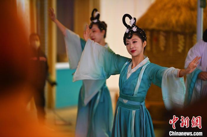 圖為工作人員進(jìn)行舞蹈表演。李亞龍 攝</p>
<p>