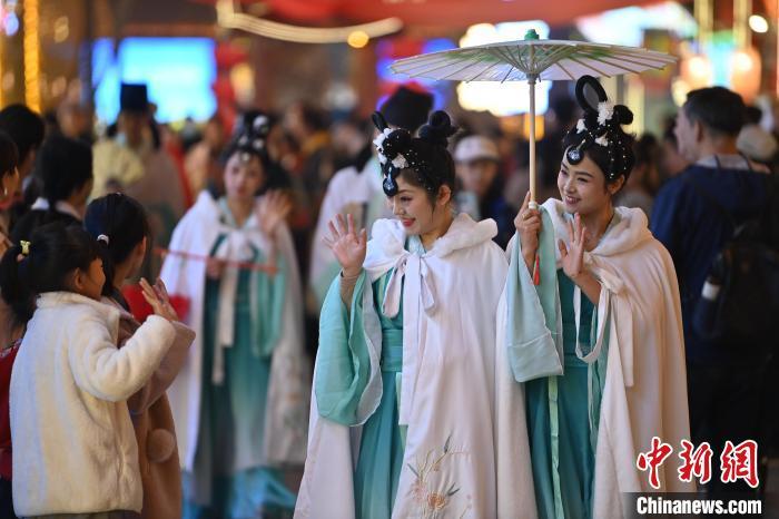 圖為街區(qū)人員著傳統(tǒng)服飾與游人互動(dòng)。李亞龍 攝</p>
<p>