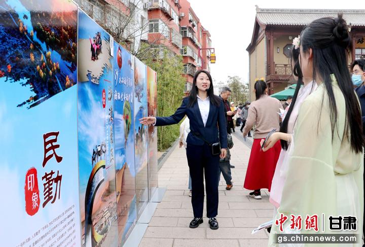 3月下旬，民勤縣在天水啟漢樓廣場舉行推介會(huì)，宣傳本地旅游資源和農(nóng)特優(yōu)產(chǎn)品。圖為工作人員向游客介紹民勤自然風(fēng)光、歷史文化。馬愛彬 攝