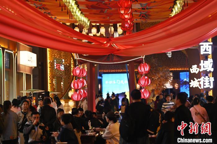 圖為街區(qū)現(xiàn)場游客絡(luò)繹不絕。李亞龍 攝</p><p>