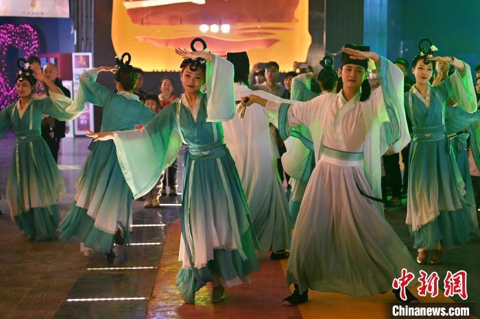 圖為工作人員進(jìn)行舞蹈表演。李亞龍 攝</p><p>