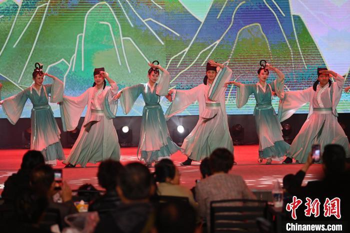 圖為工作人員進(jìn)行舞蹈表演。李亞龍 攝