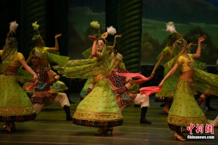 2024年2月23日晚，中國(guó)經(jīng)典舞劇《絲路花雨》在甘肅蘭州演出恭賀新春。李亞龍 攝