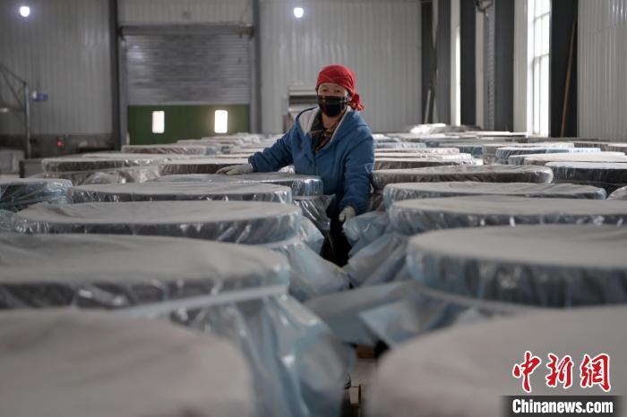 5月10日，工作人員檢查裝有酒糟的壇子。九美旦增　攝