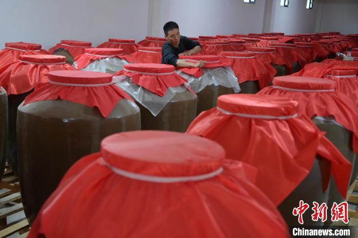 圖為5月10日，工作人員在儲(chǔ)酒庫(kù)檢查酒缸密封性。九美旦增　攝