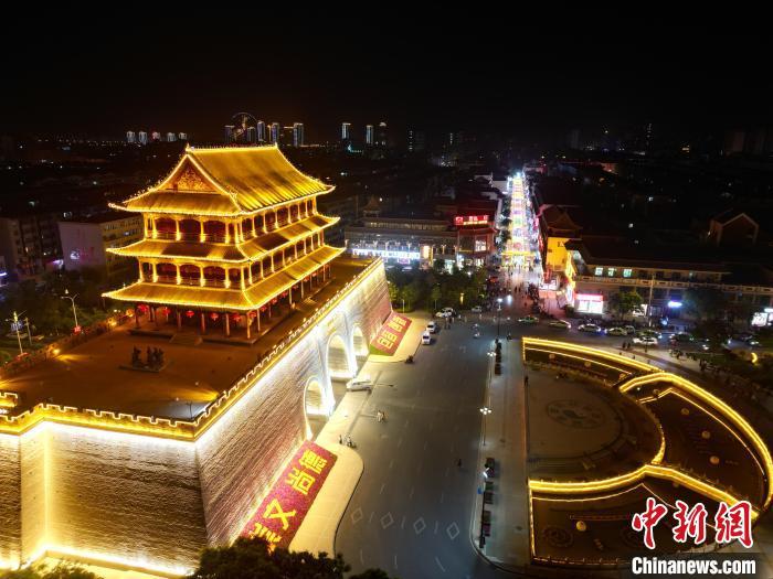 圖為武威市標(biāo)志性建筑涼州古城門燈光亮起。(無人機(jī)照片) 　戴文昌 攝</p><p>