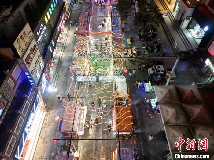 圖為明清街夜市燈光點亮具有武威文化元素的“銅奔馬”彩燈。(無人機(jī)照片) 　戴文昌 攝</p><p>