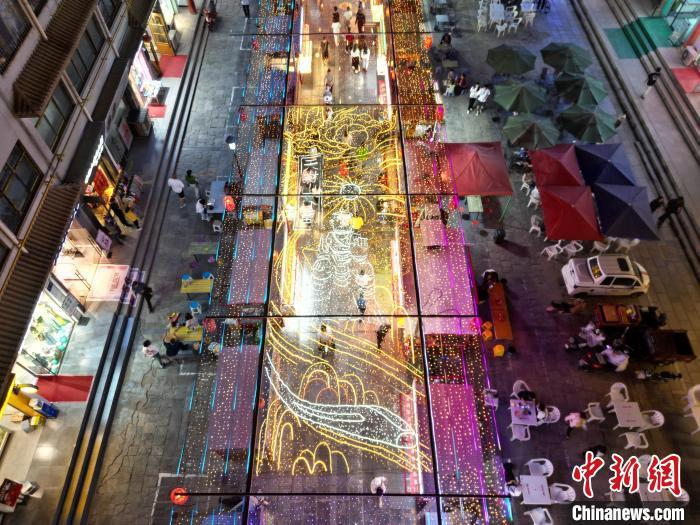 圖為明清街夜市燈光點亮具有武威文化元素的“天梯山石窟”彩燈。(無人機(jī)照片) 　戴文昌 攝</p><p>