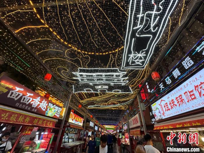 圖為明清街夜市燈光點亮具有武威文化元素的“涼州古城門”彩燈。　戴文昌 攝</p><p>