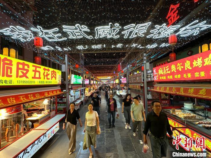 圖為明清街夜市燈光點亮“我在武威很想你”?！〈魑牟?攝</p><p>