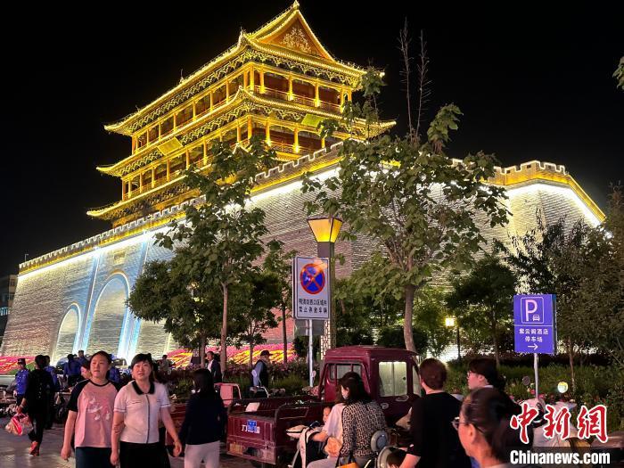 圖為夜幕降臨，涼州古城門燈光亮起?！〈魑牟?攝