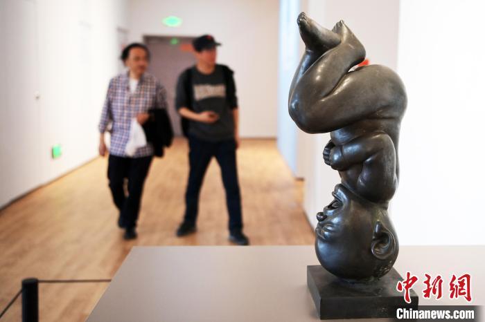 5月21日，觀眾參觀“絲路印跡”雕塑藝術(shù)作品展展出的雕塑作品。九美旦增 攝</p>
<p>