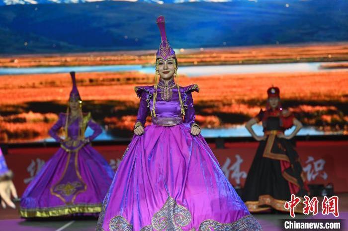 圖為開幕式現(xiàn)場蒙古族服飾秀。李亞龍 攝</p>
<p>