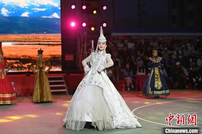 圖為開幕式現(xiàn)場蒙古族服飾秀。李亞龍 攝</p>
<p>