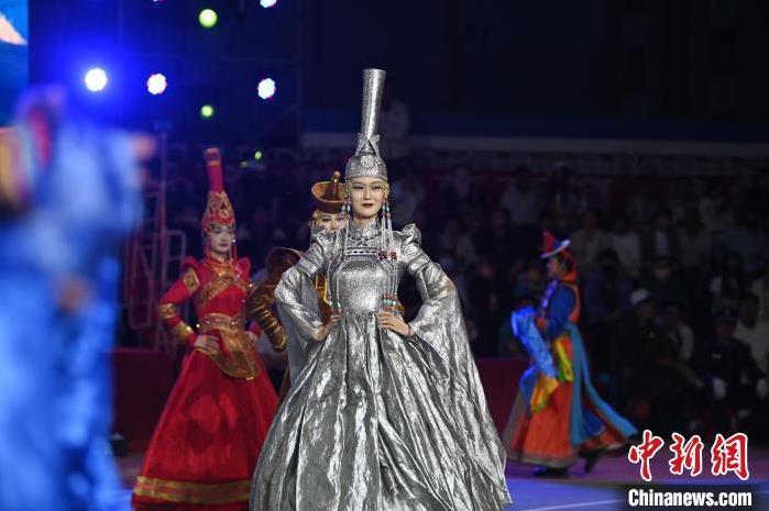 圖為開幕式現(xiàn)場蒙古族服飾秀。李亞龍 攝</p>
<p>