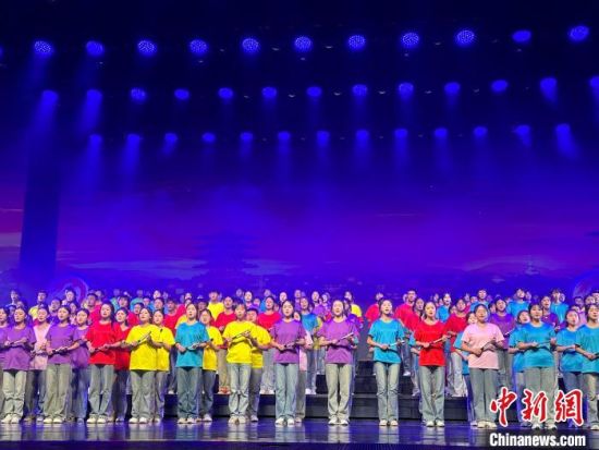 5月28日晚，“詩意甘肅·絲路長風(fēng)三千里”——月出涼州·武威詩會在甘肅省武威市漢唐天馬城舉行。楊娜 攝